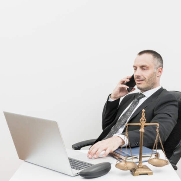 avvocato-usando-un-computer-portatile_23-2147984123